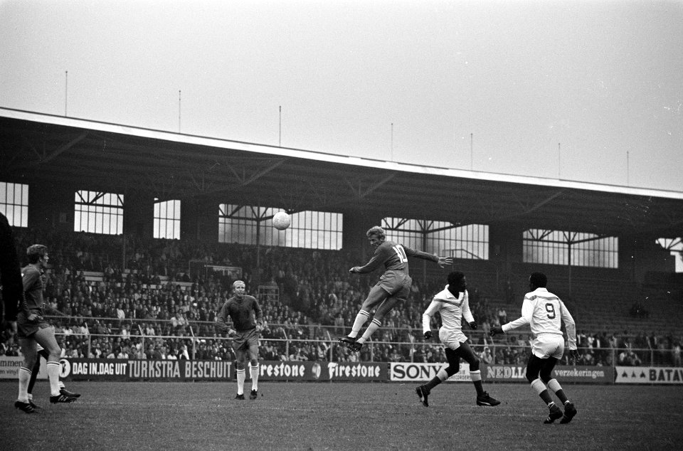 Een kopbal van één van de Ajax spelers, Bestanddeelnr 921-5591