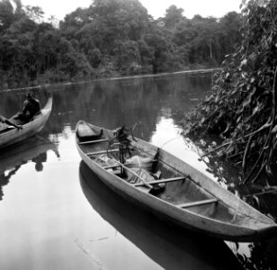 Een korjaal bij Wakibasoe op de rivier, Bestanddeelnr 252-5814