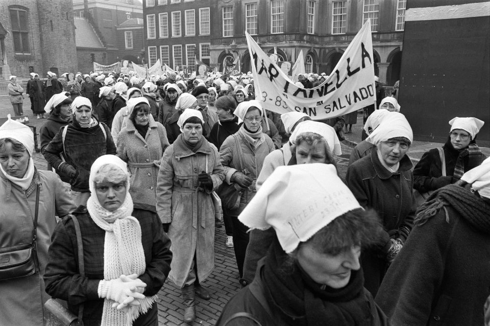 Dwaze moeders demonstreren in Den Haag, Bestanddeelnr 933-2586