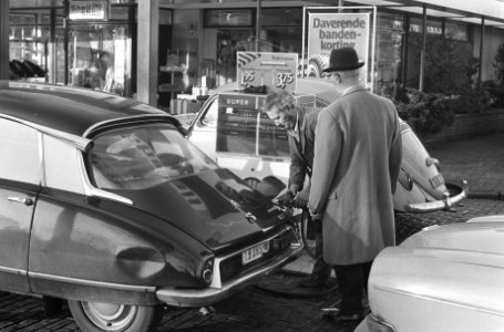 Een klant tankt benzine, Bestanddeelnr 926-9329