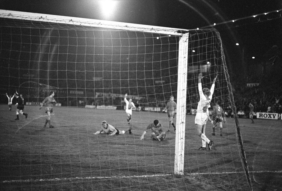 DWS tegen Ajax 1-4. Nuninga scoort tweede doelpunt (rechts), Flinkevleugel en Sc, Bestanddeelnr 920-7962