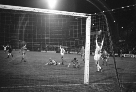 DWS tegen Ajax 1-4. Nuninga scoort tweede doelpunt (rechts), Flinkevleugel en Sc, Bestanddeelnr 920-7962