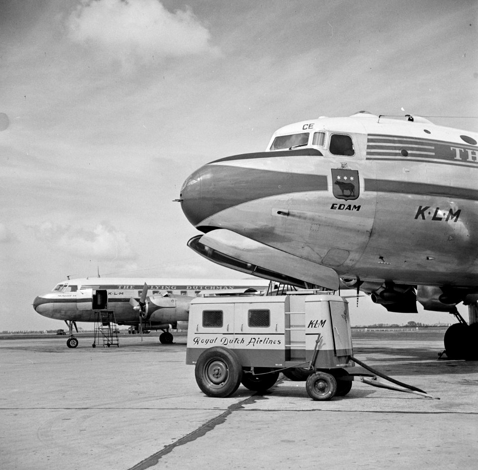 Een KLM Convair 340 met op de voorgrond de DC-4 Edam, beide in de KLM huisstij, Bestanddeelnr 255-8918