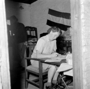 Een lid van het Vrouwelijk Hulp Korps voert de administratie in het kledingcentr, Bestanddeelnr 255-6902