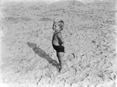 Een kind op het strand in Scheveningen, Bestanddeelnr 189-0744