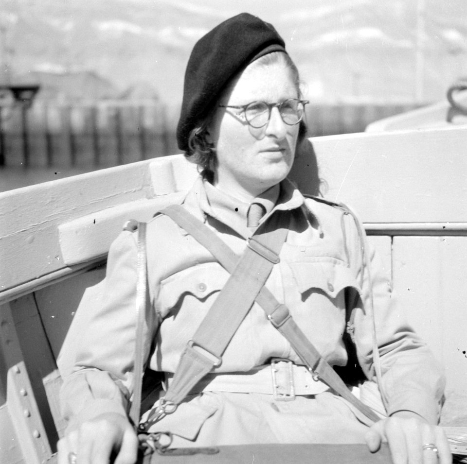 Een lid van het Vrouwelijk Hulp Korps in Ataka, Bestanddeelnr 255-6891