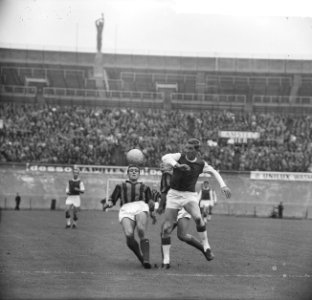 DWS tegen Ajax 0-3 Cees Groot scoort, links Niesen van DWS, Bestanddeelnr 915-5070
