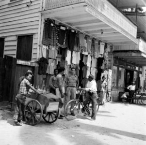 Een kledingwinkel in de Maagdenstraat in Paramaribo. Op de voorgrond een jongen , Bestanddeelnr 252-4926