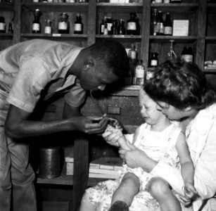 Een kind wordt medisch verzorgd in het Militaire Hospitaal in Paramaribo, Bestanddeelnr 252-6046