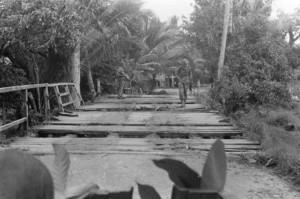 Een kleine houten brug is deels vernield, Bestanddeelnr 348-3-1