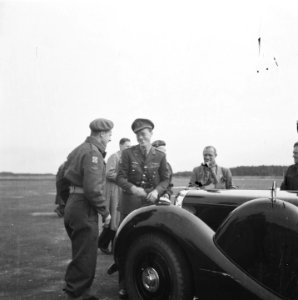 Een lachende prins Bernhard met een kapitein bij de Lagonda die Montgomery naar , Bestanddeelnr 900-7467