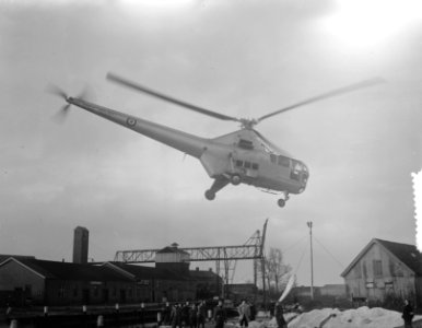 Een landende Sikorsky S 51 Helicopter op Het Sas bij Zierikzee., Bestanddeelnr 905-5279