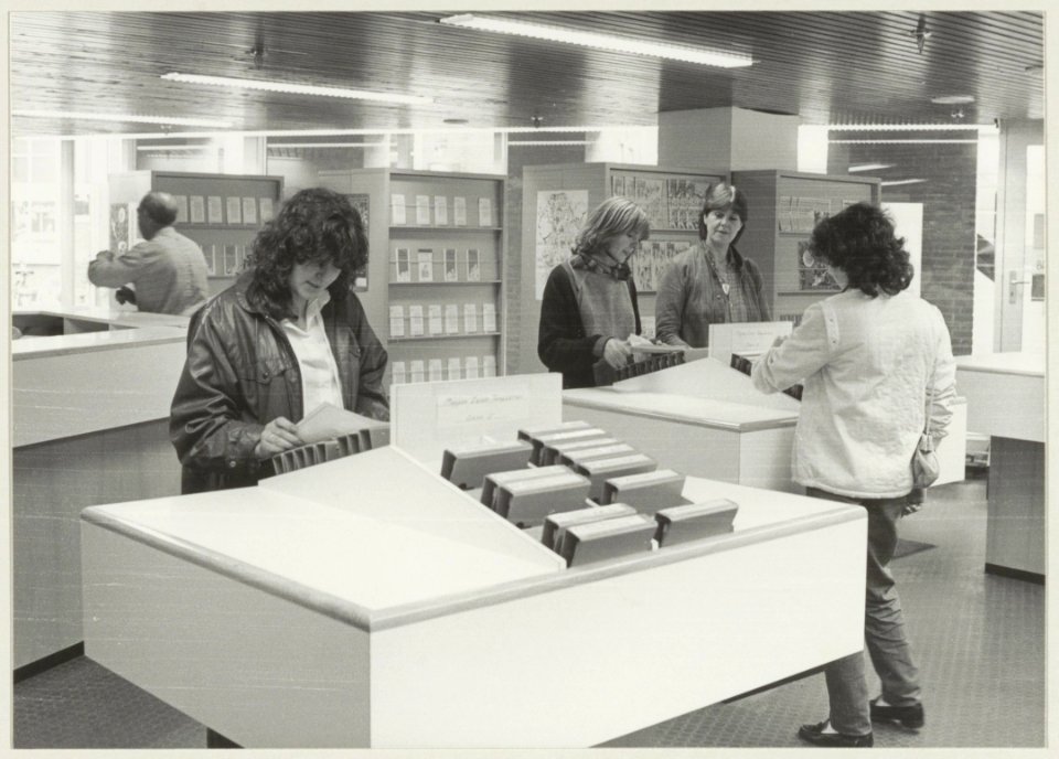 Een kijkje in de vacaturebank van het Arbeidsbureau in de Brinkmann-passage. NL-HlmNHA 54013169