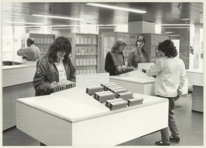 Een kijkje in de vacaturebank van het Arbeidsbureau in de Brinkmann-passage. NL-HlmNHA 54013169