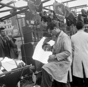 Een kraam waarin spiegels en koffers worden verkocht, Bestanddeelnr 191-0947
