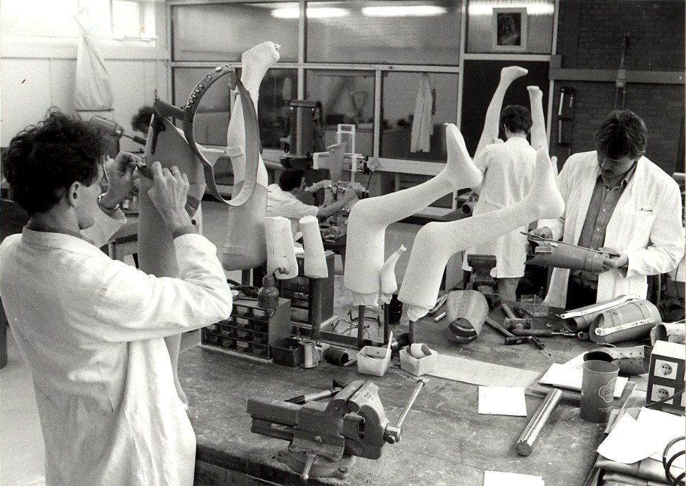 Een kijkje in de orthopedische instrumentmakerij, van de Johannes De Deo. Aangekocht in 1983 van fotograaf C. de Boer, NL-HlmNHA 54013090