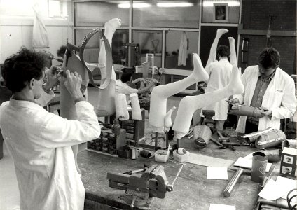 Een kijkje in de orthopedische instrumentmakerij, van de Johannes De Deo. Aangekocht in 1983 van fotograaf C. de Boer, NL-HlmNHA 54013090