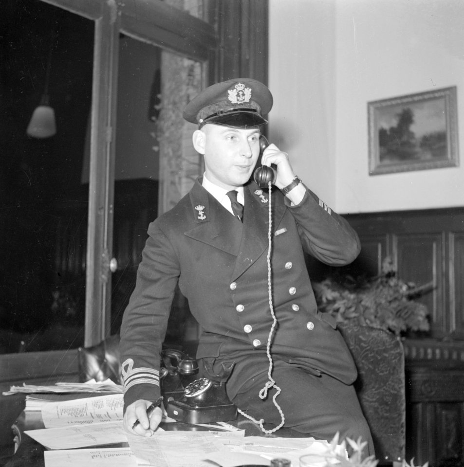 Een luitenant-ter-zee 1e klasse van de Koninklijke Marine aan de telefoon, Bestanddeelnr 255-9468