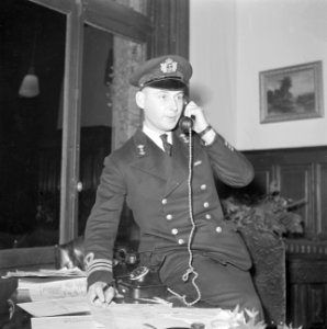 Een luitenant-ter-zee 1e klasse van de Koninklijke Marine aan de telefoon, Bestanddeelnr 255-9468