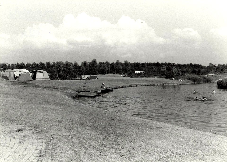 Een kijkje op de camping 'Weltevreden', in de Houtrakpolder. Aangekocht in 1985 van United Photos de Boer bv. - Negatiefnummer 24336 k 32 a. - Gepubliceerd in het Haarlems Dagblad van 14.03., NL-HlmNHA 54016634