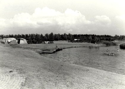 Een kijkje op de camping 'Weltevreden', in de Houtrakpolder. Aangekocht in 1985 van United Photos de Boer bv. - Negatiefnummer 24336 k 32 a. - Gepubliceerd in het Haarlems Dagblad van 14.03., NL-HlmNHA 54016634