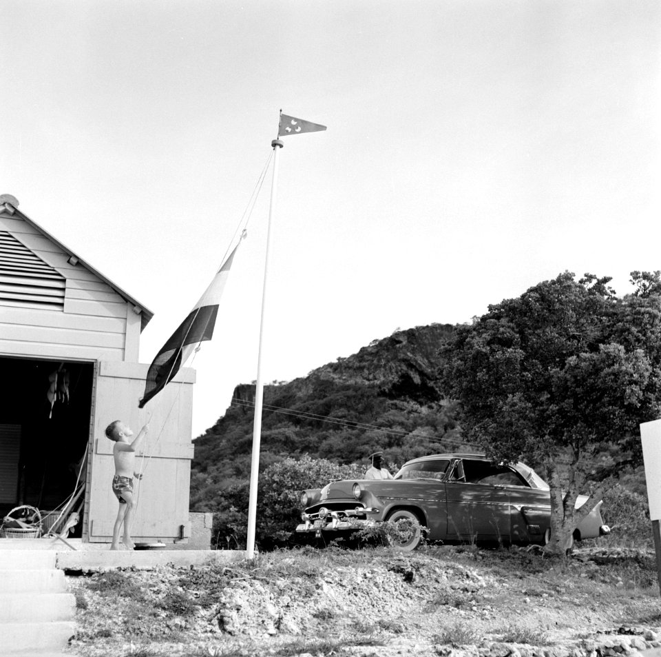 Een kind hijst een vlag, Bestanddeelnr 252-3181