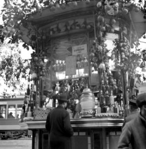 Een kiosk met dranken, Bestanddeelnr 252-0074
