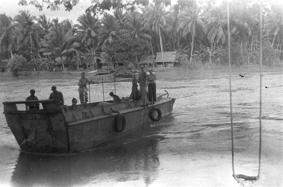Een landingsvaartuig met militairen in een rivier, Bestanddeelnr 407-4-5
