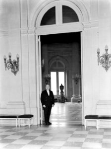 Een lakei staat bij de deur van een zaal in het paleis in Laken, Bestanddeelnr 190-0637 photo