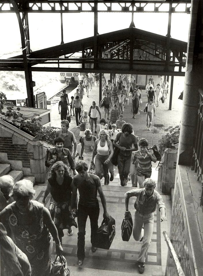 Een kijkje op het station te Zandvoort. Aangekocht in 1982 van fotograaf C. de Boer. - Gepubliceerd in het Haarlems Dagblad van 05-08-1981. Identificatienummer 54-012254, NL-HlmNHA 1478 25900 K 38