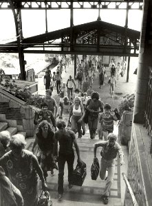 Een kijkje op het station te Zandvoort. Aangekocht in 1982 van fotograaf C. de Boer. - Gepubliceerd in het Haarlems Dagblad van 05-08-1981. Identificatienummer 54-012254, NL-HlmNHA 1478 25900 K 38