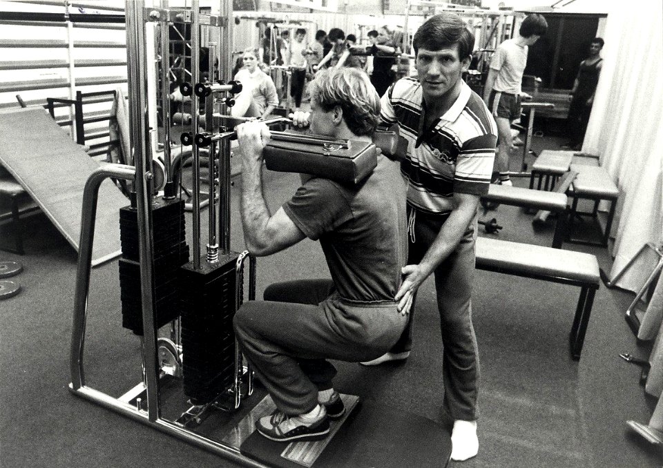 Een kijkje in de sportschool van Nauwelaerts d'Agé, met sportleraar Henk Harm. Bloemendaalseweg 152, Overveen. Aangekocht in 1984 van fotograaf C. de Boer. Gepubliceerd in het Haarlems Dagblad van 01-