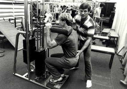 Een kijkje in de sportschool van Nauwelaerts d'Agé, met sportleraar Henk Harm. Bloemendaalseweg 152, Overveen. Aangekocht in 1984 van fotograaf C. de Boer. Gepubliceerd in het Haarlems Dagblad van 01-