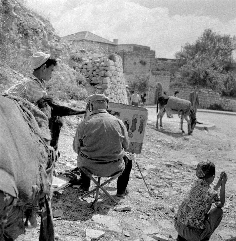 Een kunstenaar aan het werk op straat in Safad (Safed) Twee jongetjes met een e, Bestanddeelnr 255-4012