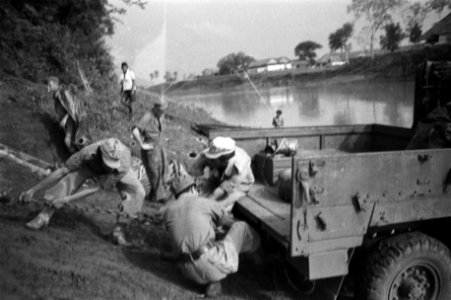 Een legertruck manoevreert op de oever van een rivier om een ponton op te rijden, Bestanddeelnr 12045