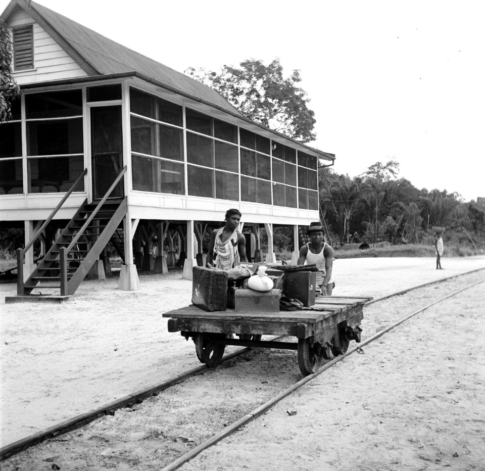 Een lorry met bagage bij Kabelstation, Bestanddeelnr 252-5963