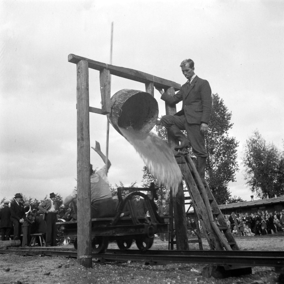 Een lorry rijdt onder een ton met water door, Bestanddeelnr 900-7381