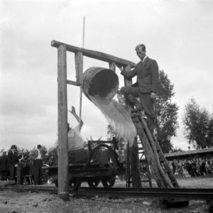 Een lorry rijdt onder een ton met water door, Bestanddeelnr 900-7381 photo