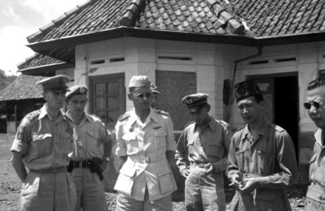 Een luitenant-kolonel van het KNIL in licht uniform met parachutisten wing en a, Bestanddeelnr 2503