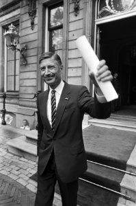 Een lachende Dries van Agt (CDA), zwaaiend met de opdracht, verlaat Paleis Lange, Bestanddeelnr 931-6562