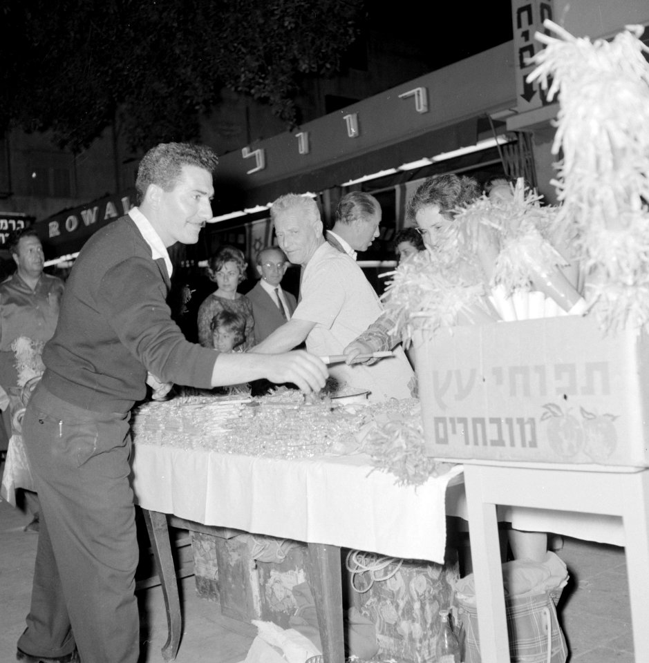 Een kraam op straat waar toeters worden verkocht, Bestanddeelnr 255-1924