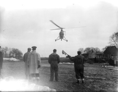 Een landende Sikorsky S 51 Helicopter op Het Sas bij Zierikzee., Bestanddeelnr 905-5280