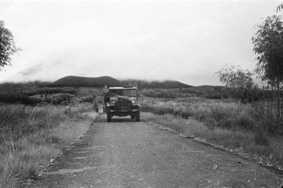 Een legertruck rijdt in een colonne door een landschap, Bestanddeelnr 359-6-7