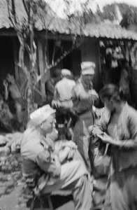 Een luitenant-kolonel van het KNIL deelt kleding uit, Bestanddeelnr 444-4-6