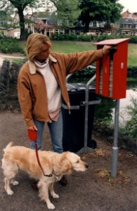 Een kwartje voor een kakzak in het Manelapark. Aangekocht in 1997 van United Photos de Boer bv. - Negatiefnummer 42784 kc 26. - Gepubliceerd in het Haarlems Dagblad van 17.05.1996. Identificatienummer