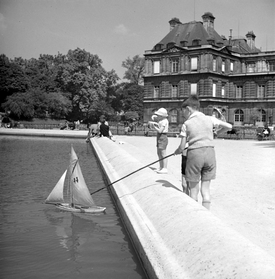 Een kind met een zeilbootje in een van de vijvers van de Jardin du Luxembourg, Bestanddeelnr 254-2135