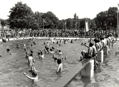 Een kijkje in het zwembad Velserend, in Santpoort-Zuid aan de Velserendlaan. Aangekocht in 1982 van fotograaf C. de Boer. - Negagiefnummer 20928 k 26 A. - Gepubliceerd in het Haarlems Dagbla, NL-HlmNHA 54012383
