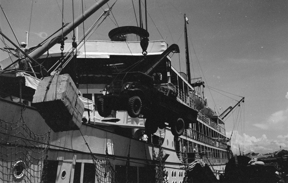 Een legertruck wordt aan boord van het troepentransportschip geladen, Bestanddeelnr 457-1-3