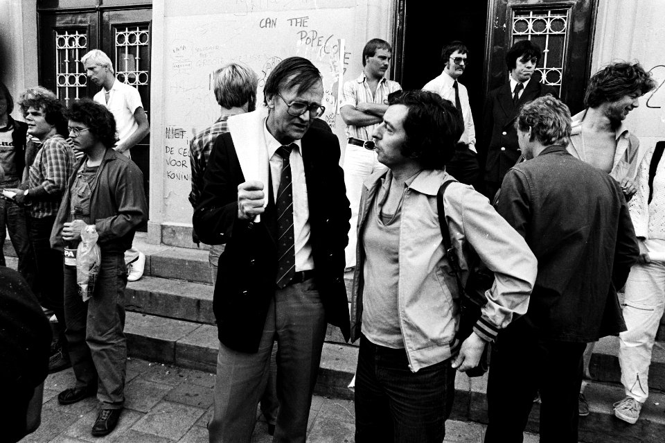 Een legale bewoner, de heer Kort, bij het verlaten van het Paleis van Justitie, Bestanddeelnr 930-9455