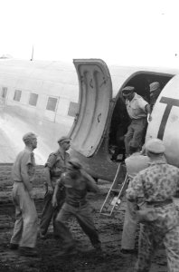 Een KNIL onderofficier stapt uit een Dakota Andere militairen staan gereed om a, Bestanddeelnr 5525